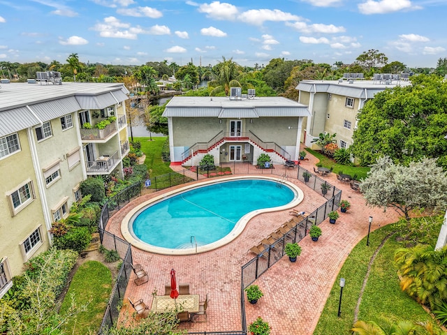 view of swimming pool