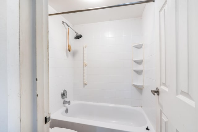 bathroom with tiled shower / bath and toilet