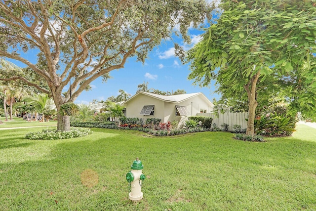 view of front of house featuring a front lawn