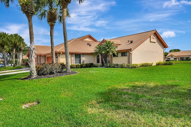 view of front of property featuring a front lawn