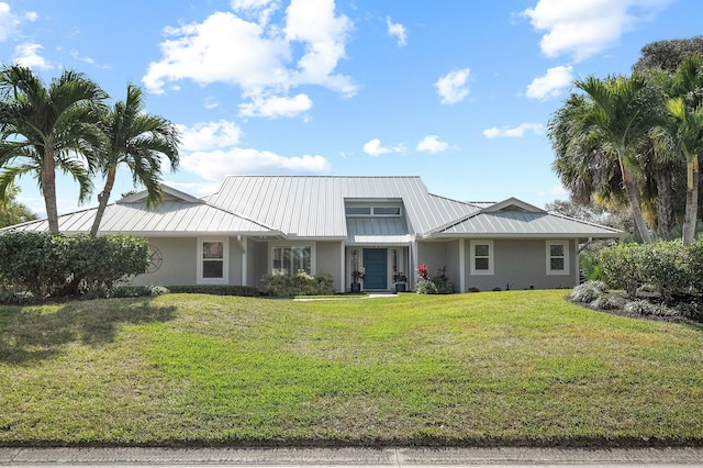 view of front of property featuring a front yard