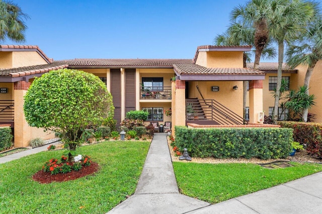 view of front of house featuring a front yard