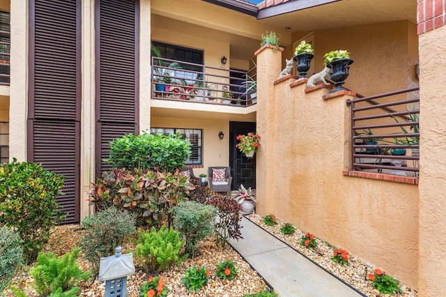 entrance to property featuring a balcony