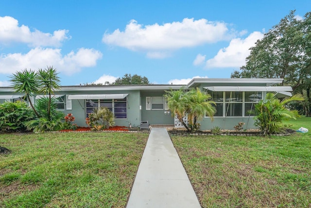 view of front of property with a front yard