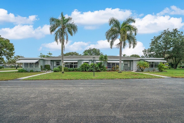 single story home with a front yard