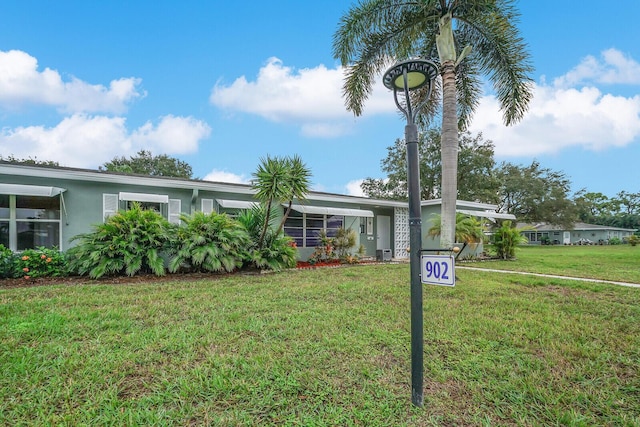 single story home with a front lawn