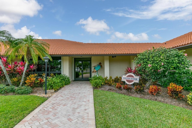 view of front facade featuring a front yard