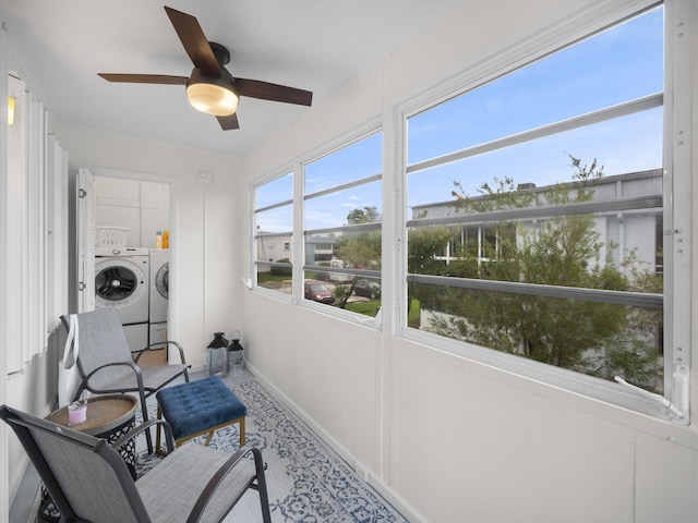 sunroom with washing machine and dryer and ceiling fan