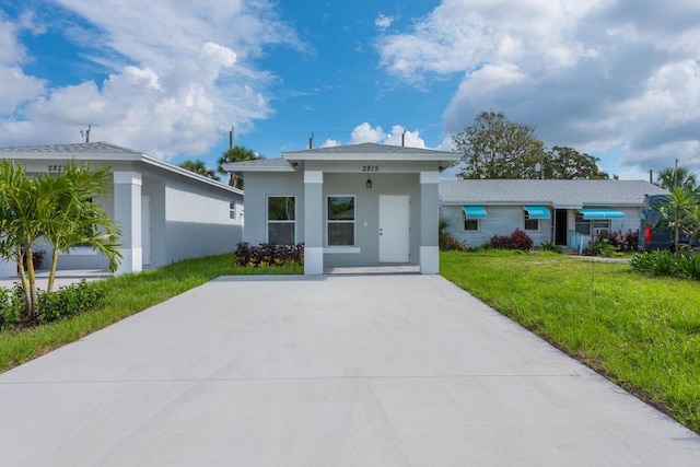 view of front facade featuring a front yard