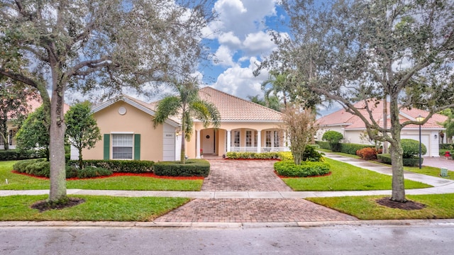 view of front of house featuring a front yard