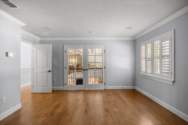 washroom featuring light tile patterned floors, crown molding, cabinets, and washing machine and clothes dryer