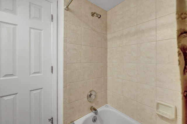 bathroom with tiled shower / bath