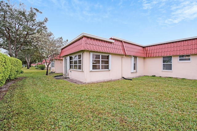 back of house featuring a yard