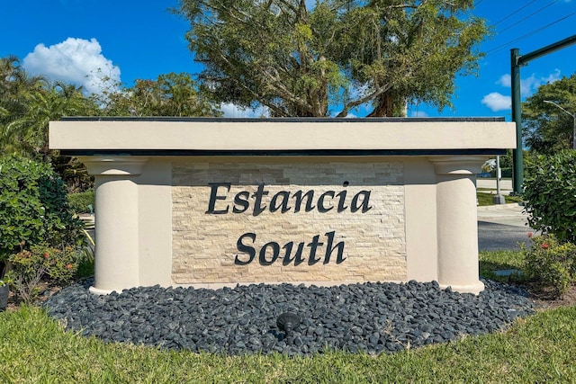 view of community / neighborhood sign