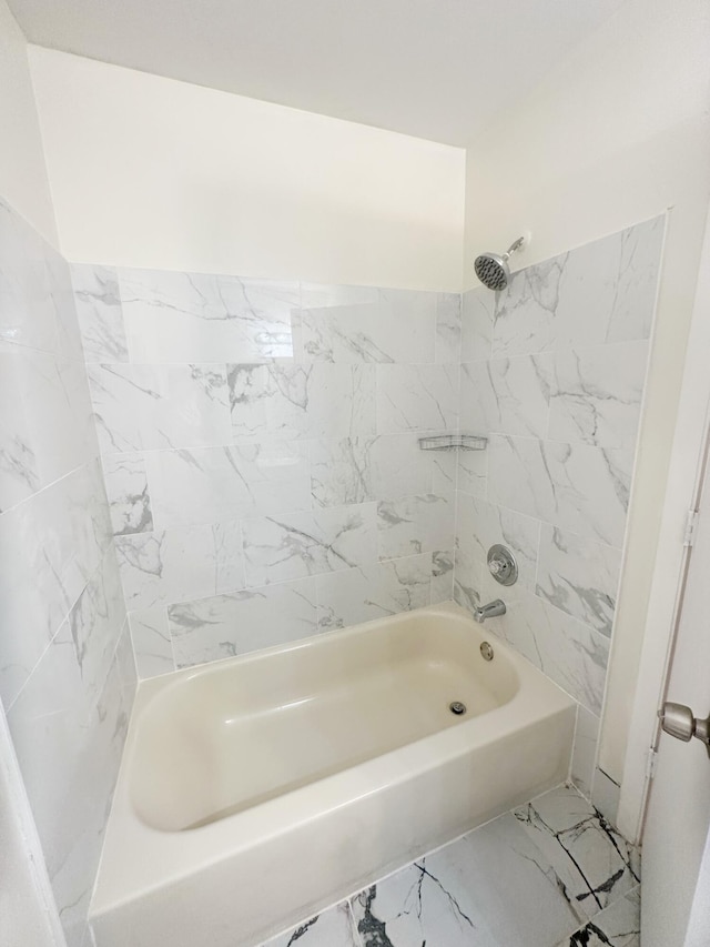 bathroom featuring tiled shower / bath combo