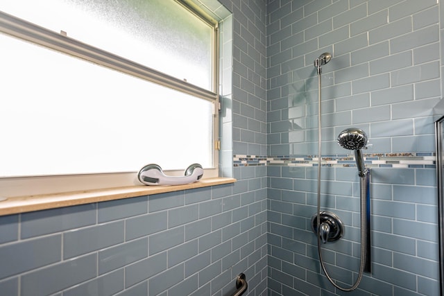 bathroom featuring tiled shower