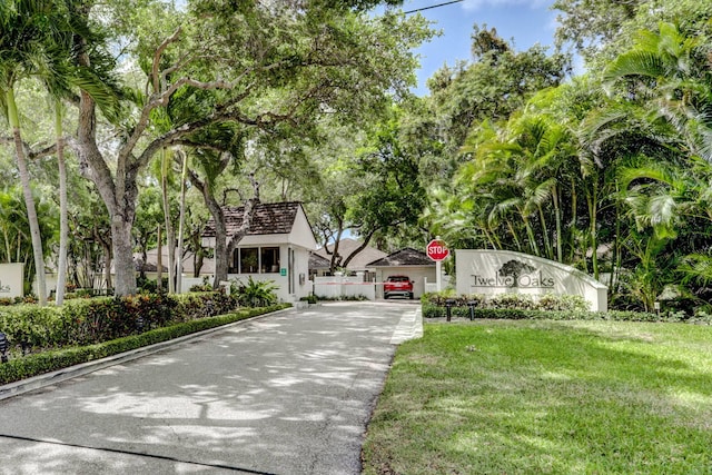 view of front of home featuring a front lawn