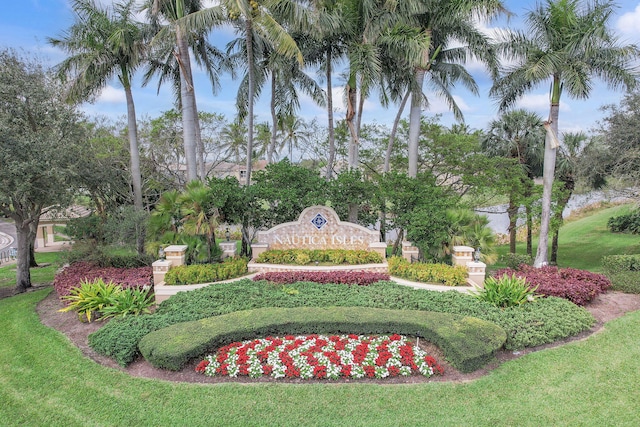 view of property's community featuring a lawn