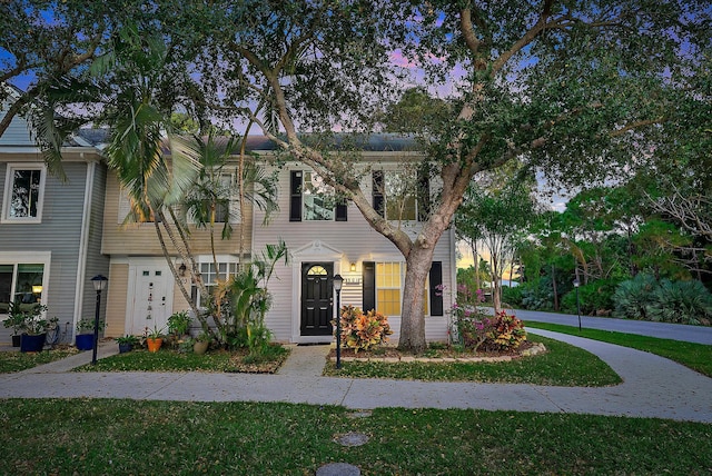 view of front of house featuring a yard