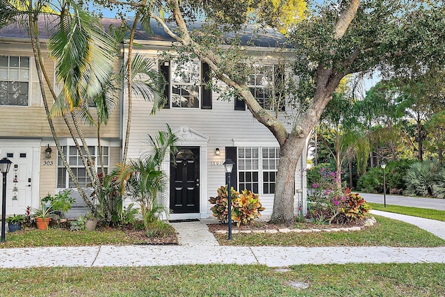 view of front facade featuring a front lawn