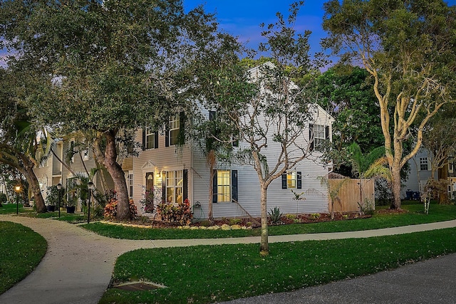 view of front facade featuring a lawn