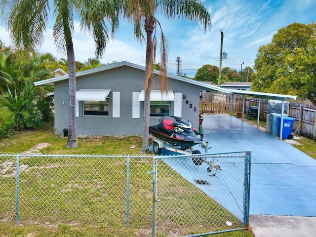 view of front of home with a carport and a front yard