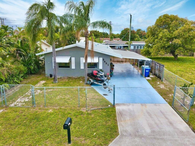 ranch-style home featuring a front lawn and a carport