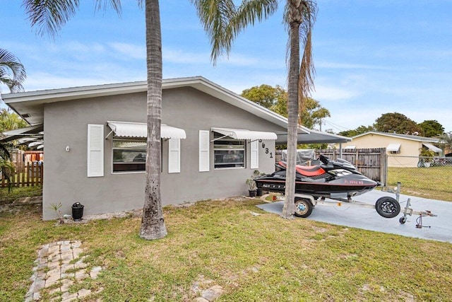 view of front facade featuring a carport and a front lawn