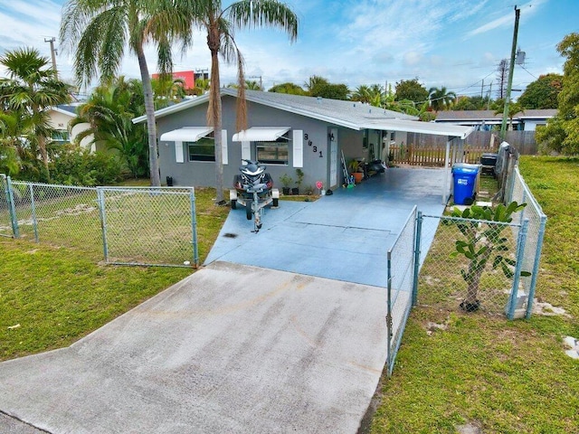 view of front of property featuring a carport and a front yard