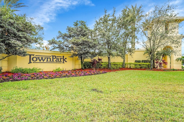 community / neighborhood sign featuring a yard