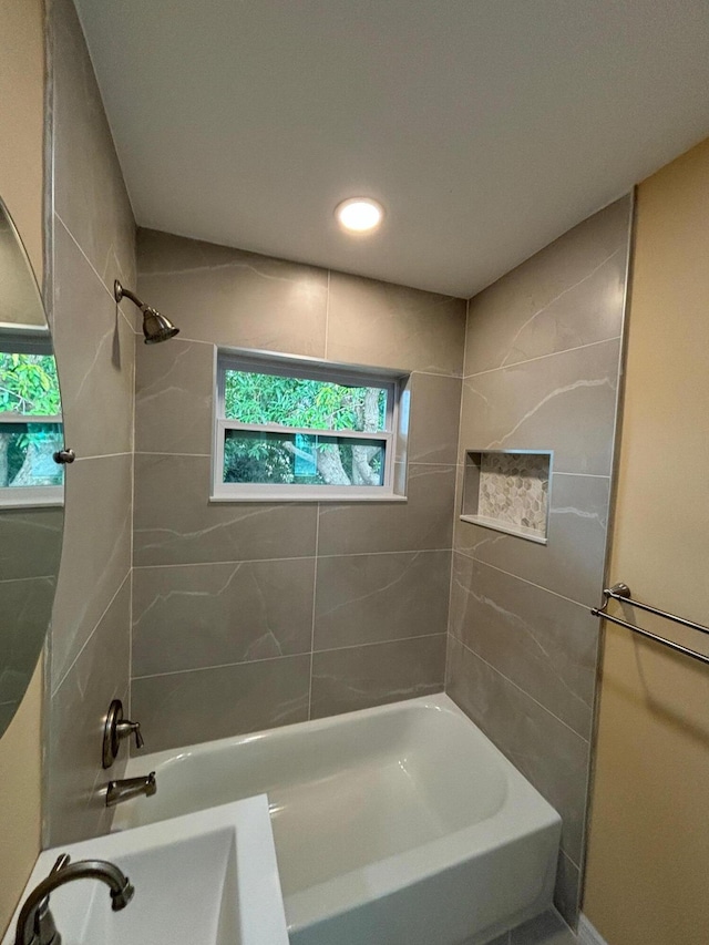 bathroom featuring tiled shower / bath