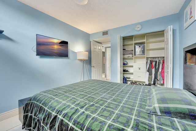 bedroom featuring a closet and a textured ceiling