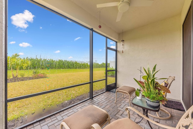 sunroom with ceiling fan