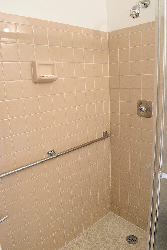 bathroom featuring a tile shower