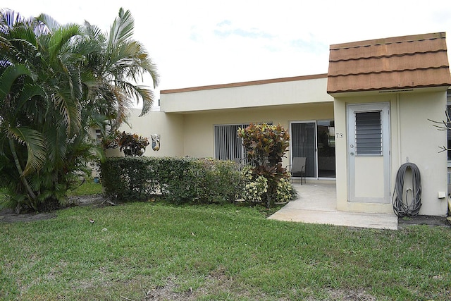 view of yard featuring a patio area