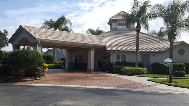 view of front facade featuring a carport