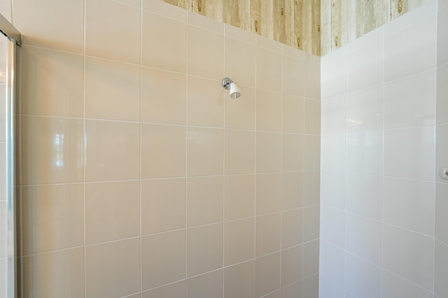 room details featuring a tile shower