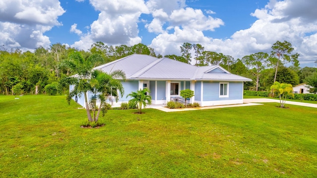 ranch-style home featuring covered porch and a front lawn