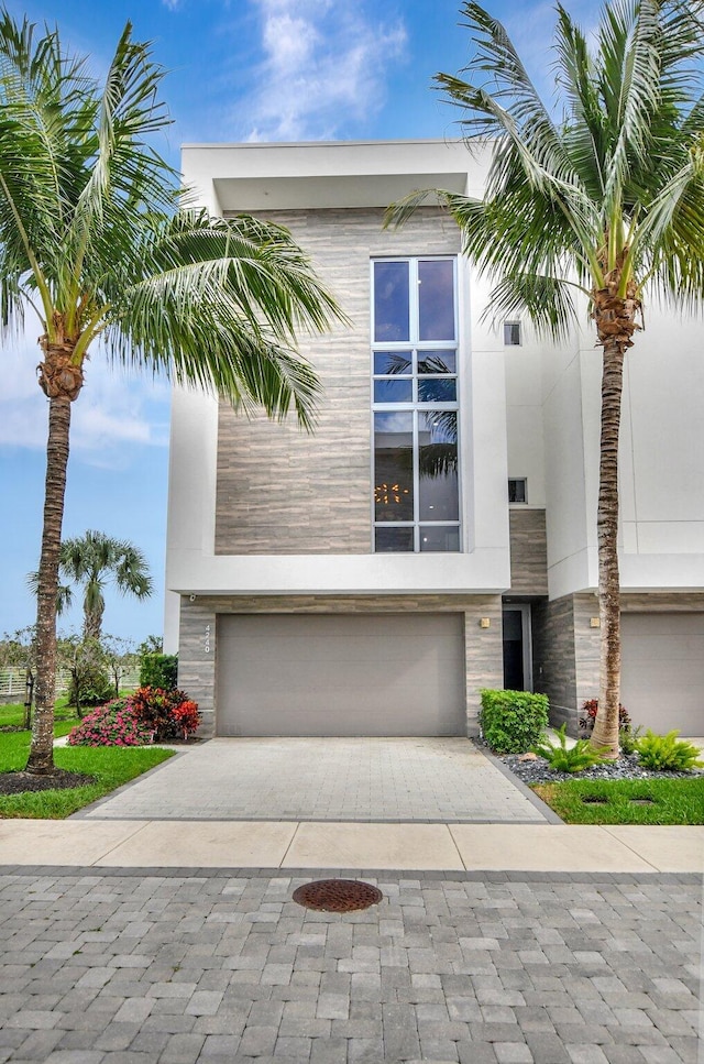 view of front facade featuring a garage