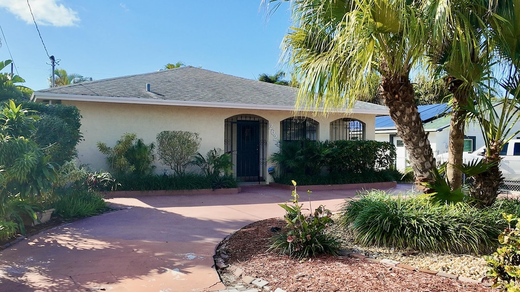 view of front of property