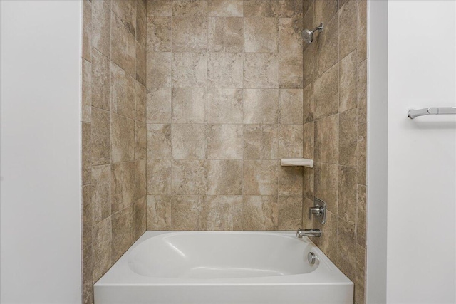 bathroom featuring tiled shower / bath combo