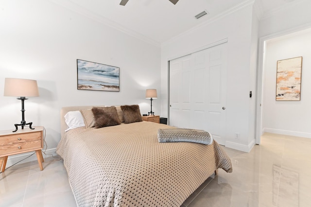 bedroom with crown molding, ceiling fan, and a closet