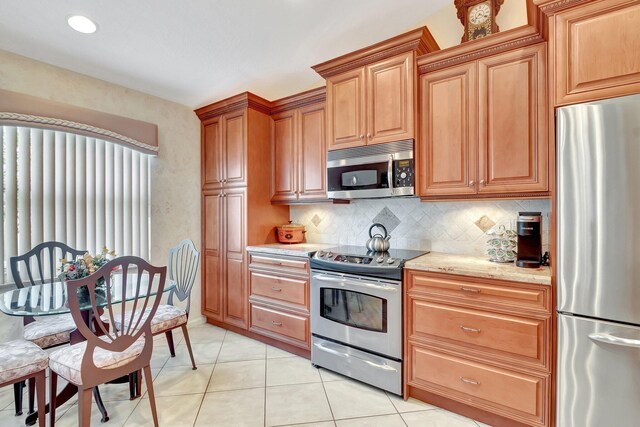 kitchen featuring sink, backsplash, stainless steel appliances, and kitchen peninsula