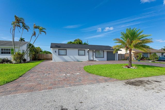 ranch-style home featuring a front lawn