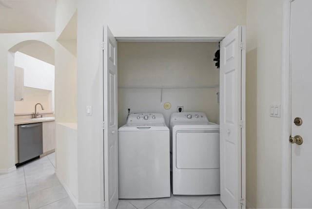 laundry area featuring sink, independent washer and dryer, and light tile patterned flooring