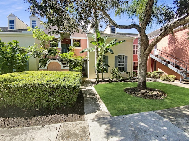 view of front of house featuring a front lawn