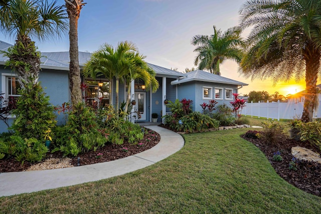 view of front of house featuring a lawn