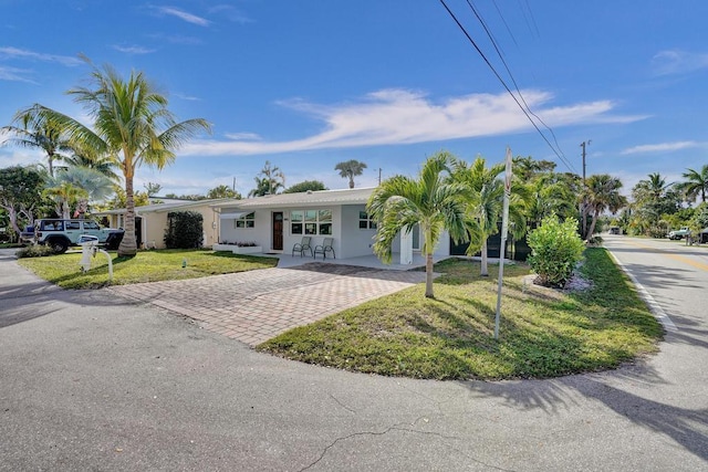 single story home with a front yard