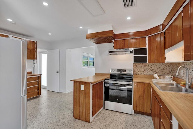 kitchen with stainless steel appliances, sink, and backsplash