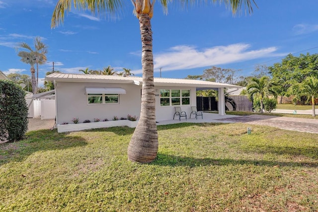 view of front of property featuring a front lawn